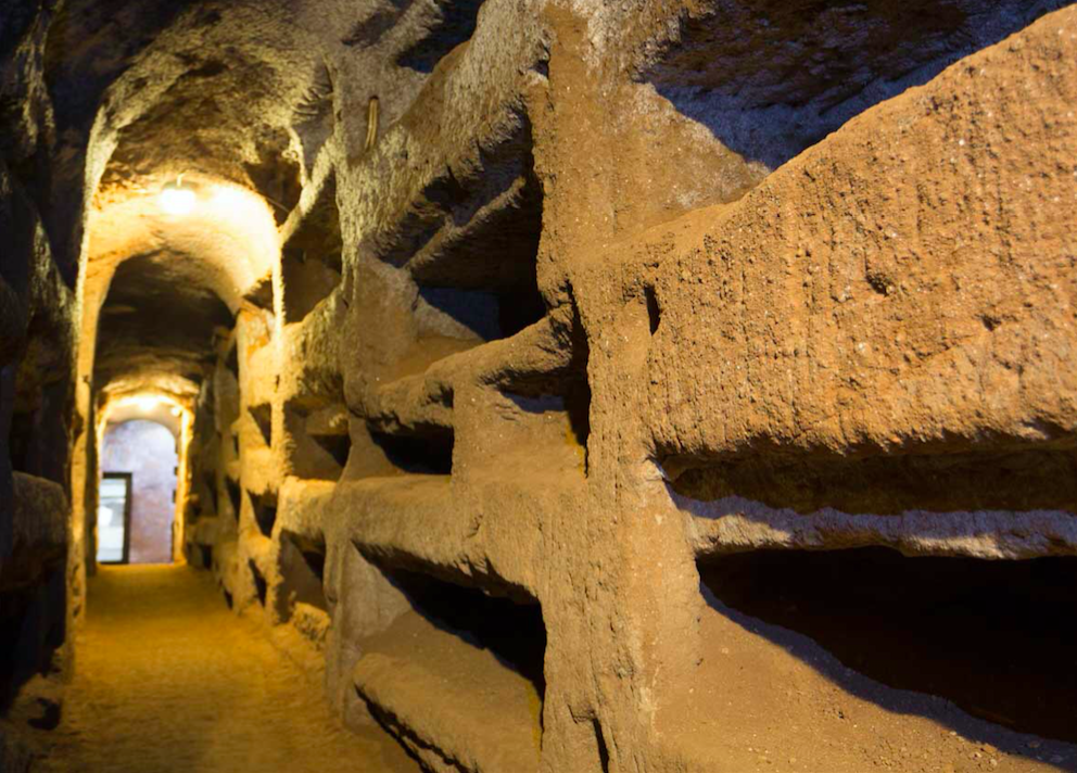 Бесчисленные захоронения в катакомбах Сан-Калисто, II-IV век