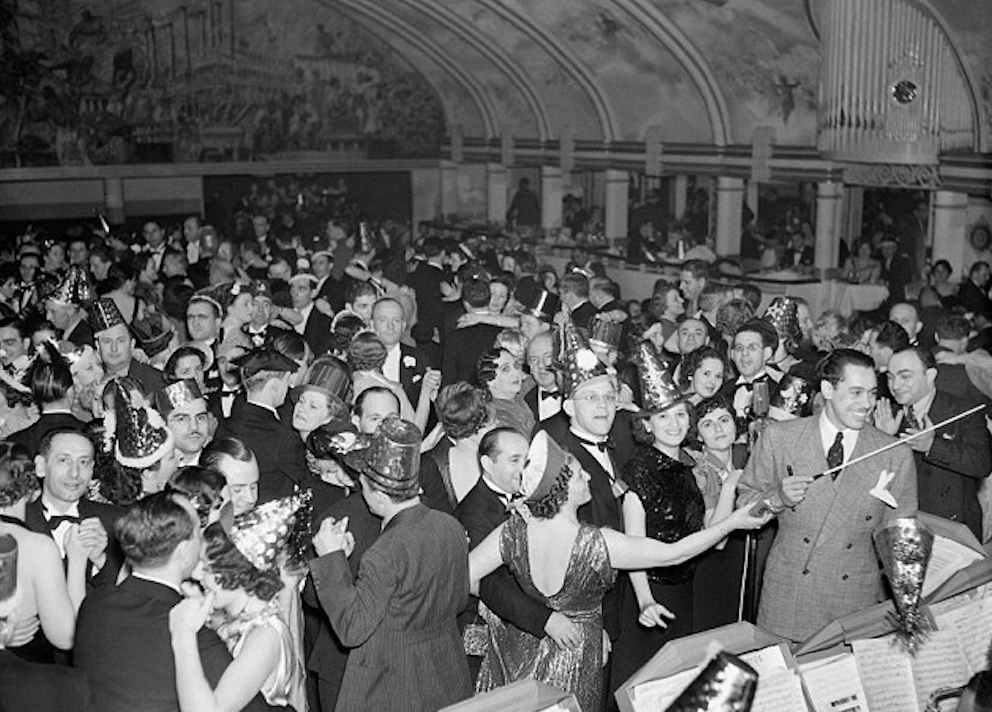 Кэб Кэллоуэй дирижирует оркестром на праздновании Нового года, 1937 